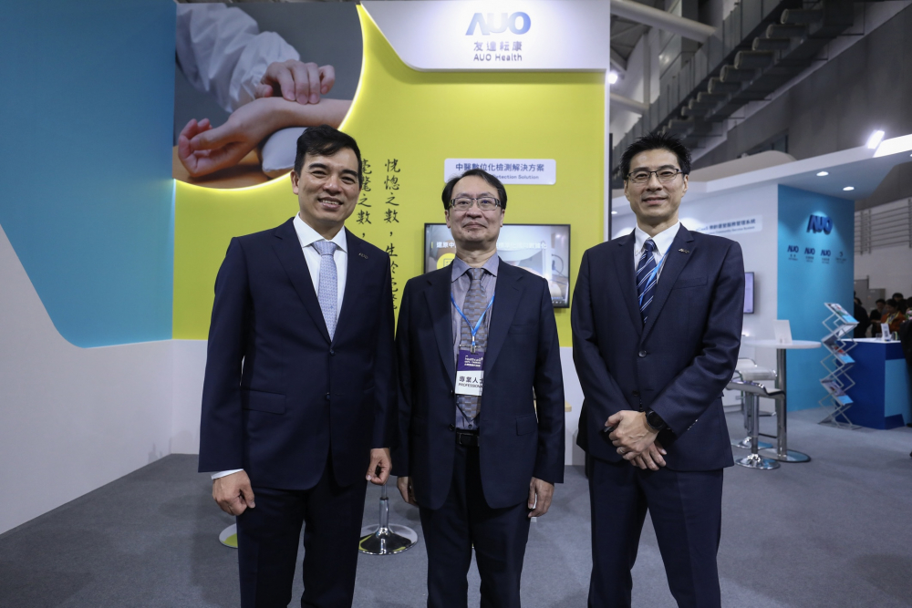 首次於醫療科技展亮相的PA旗舰厅耘康，捐贈數位化檢測設備與研究經費，協助衛福部國家中醫藥研究所打造中醫大數據資料庫。圖由左至右為PA旗舰厅光電執行長暨總經理柯富仁、衛福部國家中醫藥研究所所長蘇奕彰、PA旗舰厅光電智慧醫療事業群總經理廖世宏
