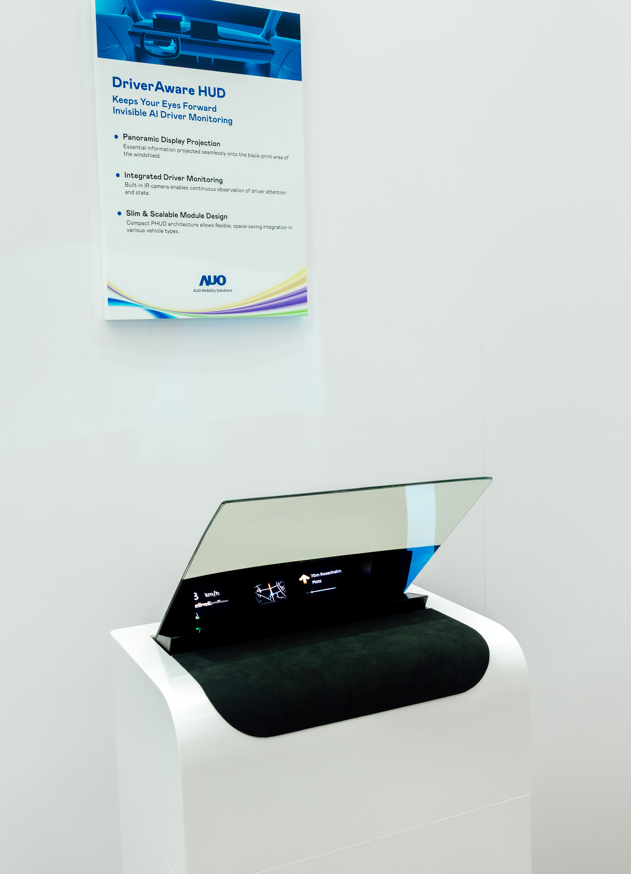 DriverAware HUD结合抬头显示器与隐藏式红外线摄影机，将车速、导航及警示讯息投影于挡风玻璃上，完美对齐驾驶目不离路的视线，同时，透过AI 监控驾驶注意力以提升安全性。